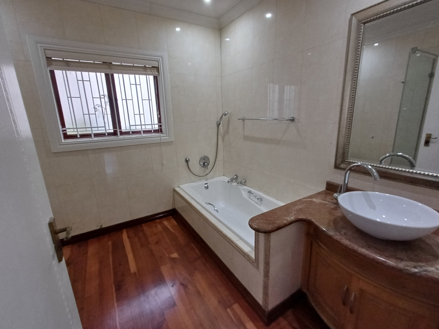5 Bedroom Property for Sale in Kloof KwaZulu-Natal