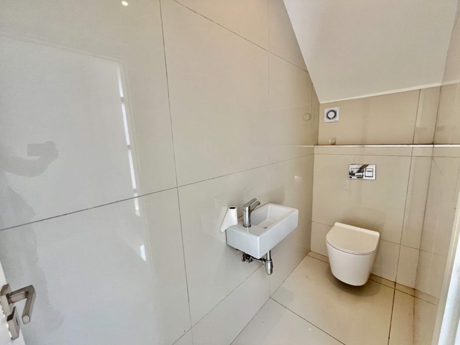 To Let 5 Bedroom Property for Rent in Izinga Ridge KwaZulu-Natal