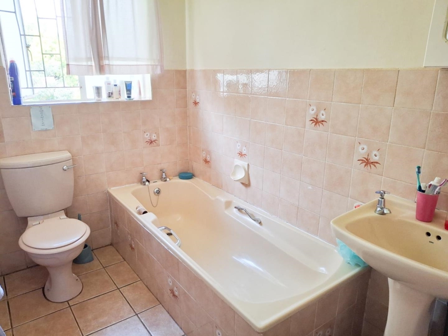 4 Bedroom Property for Sale in Greendale KwaZulu-Natal