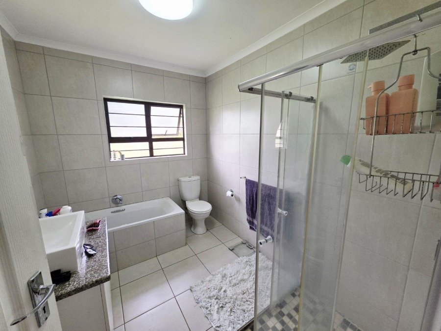 To Let 4 Bedroom Property for Rent in Kloof KwaZulu-Natal