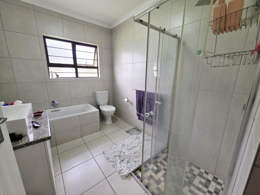 To Let 4 Bedroom Property for Rent in Kloof KwaZulu-Natal
