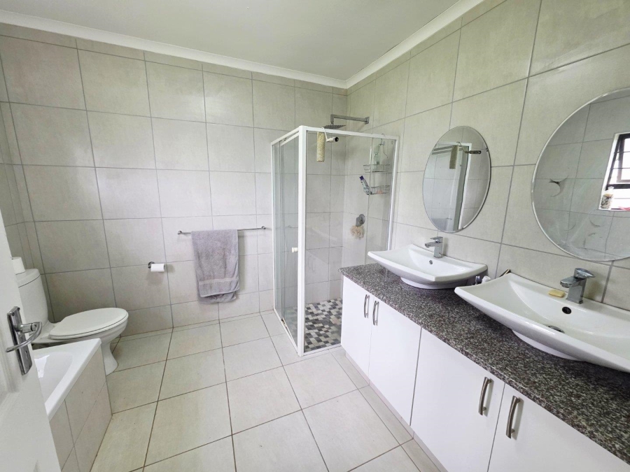 To Let 4 Bedroom Property for Rent in Kloof KwaZulu-Natal