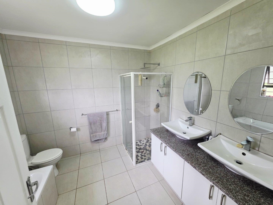 To Let 4 Bedroom Property for Rent in Kloof KwaZulu-Natal