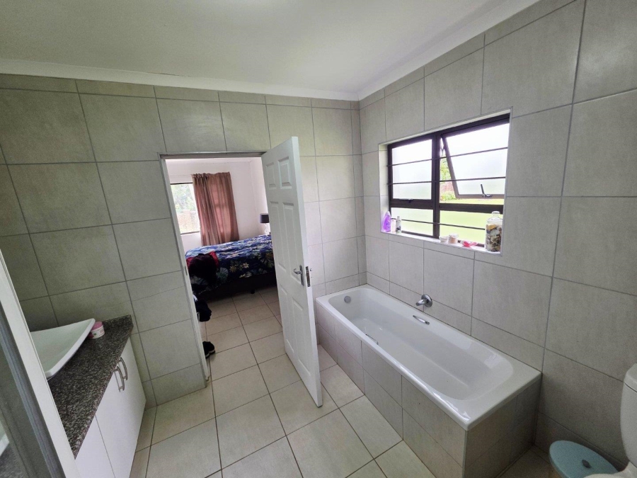 To Let 4 Bedroom Property for Rent in Kloof KwaZulu-Natal