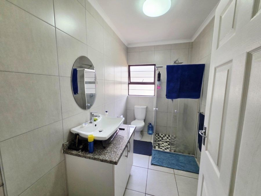 To Let 4 Bedroom Property for Rent in Kloof KwaZulu-Natal