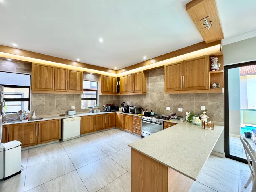 To Let 5 Bedroom Property for Rent in Izinga Ridge KwaZulu-Natal