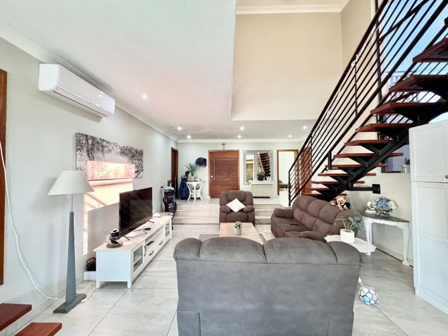 To Let 5 Bedroom Property for Rent in Izinga Ridge KwaZulu-Natal