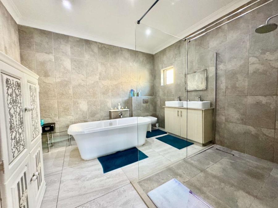 To Let 5 Bedroom Property for Rent in Izinga Ridge KwaZulu-Natal