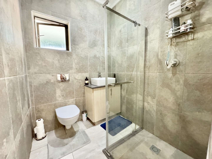 To Let 5 Bedroom Property for Rent in Izinga Ridge KwaZulu-Natal