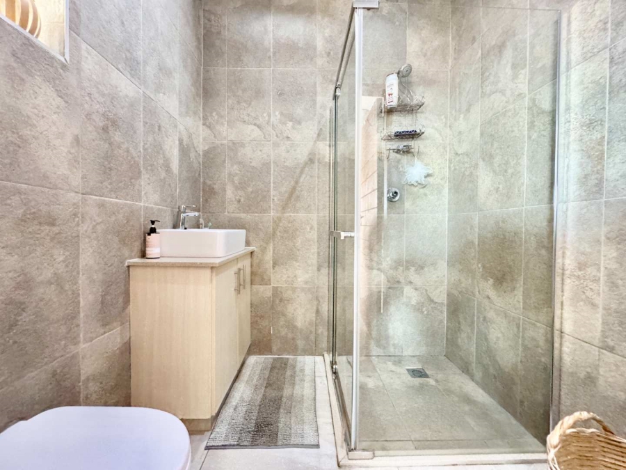 To Let 5 Bedroom Property for Rent in Izinga Ridge KwaZulu-Natal