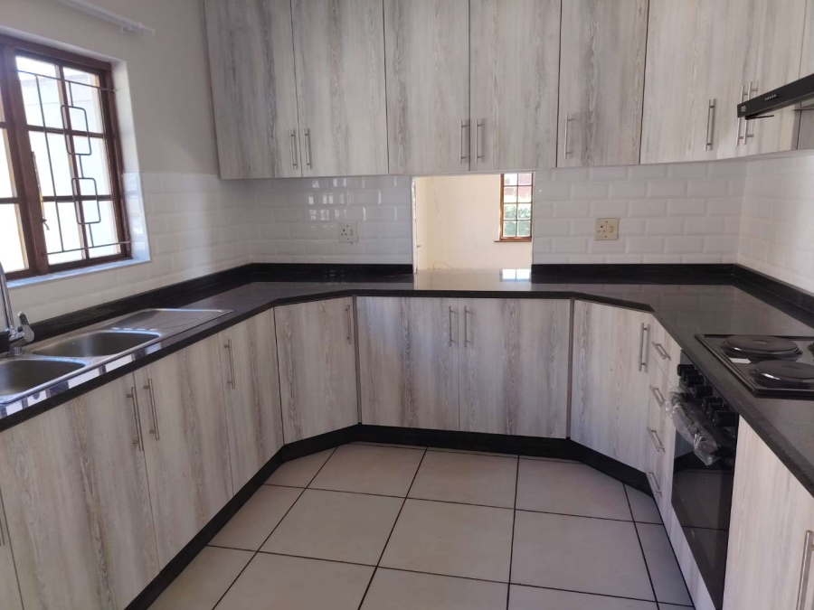To Let 4 Bedroom Property for Rent in Kloof KwaZulu-Natal