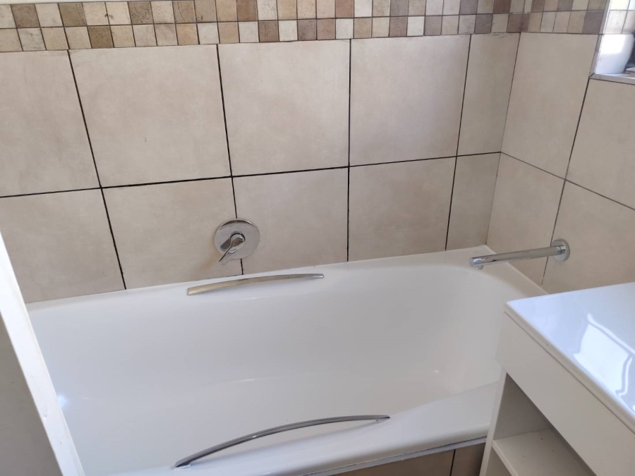 To Let 4 Bedroom Property for Rent in Kloof KwaZulu-Natal