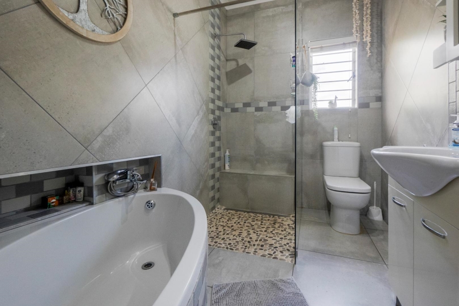 4 Bedroom Property for Sale in Amanzimtoti KwaZulu-Natal