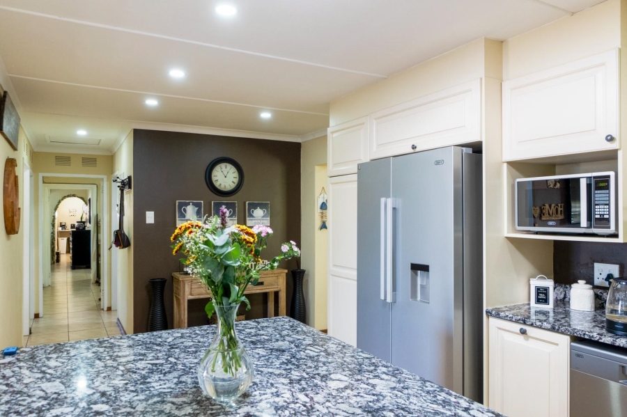 4 Bedroom Property for Sale in Amanzimtoti KwaZulu-Natal