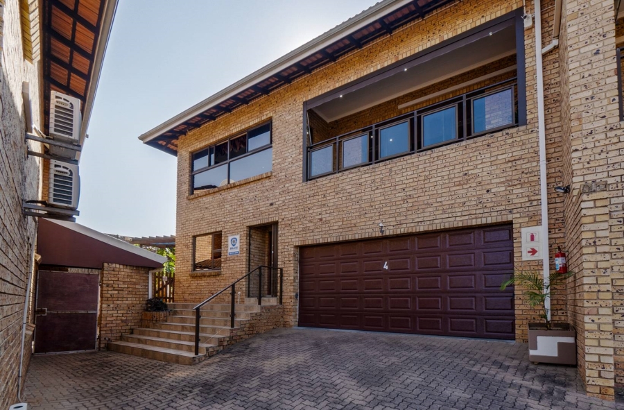 4 Bedroom Property for Sale in Amanzimtoti KwaZulu-Natal