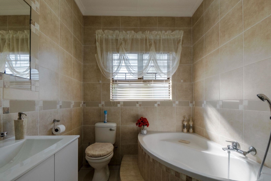 4 Bedroom Property for Sale in Amanzimtoti KwaZulu-Natal