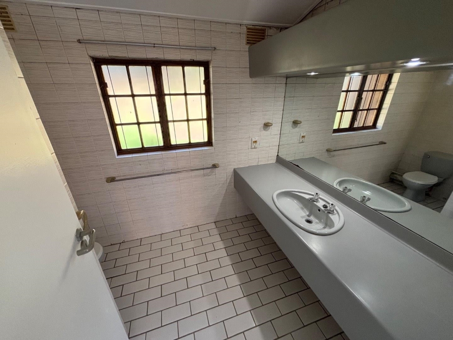 To Let 4 Bedroom Property for Rent in Kloof KwaZulu-Natal