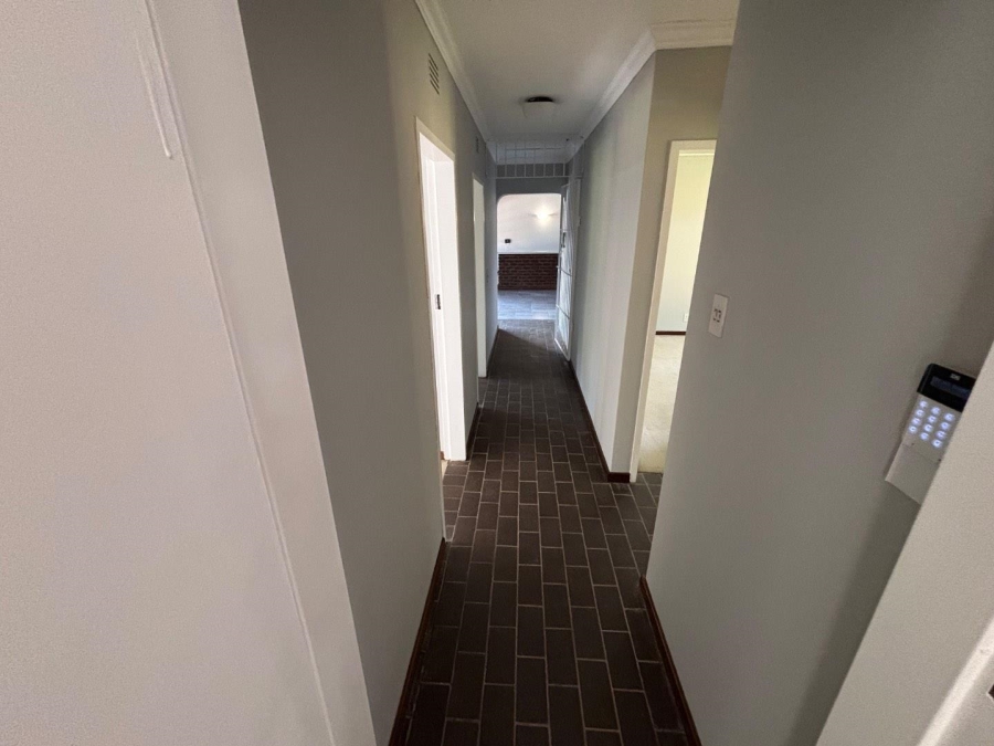 To Let 4 Bedroom Property for Rent in Kloof KwaZulu-Natal