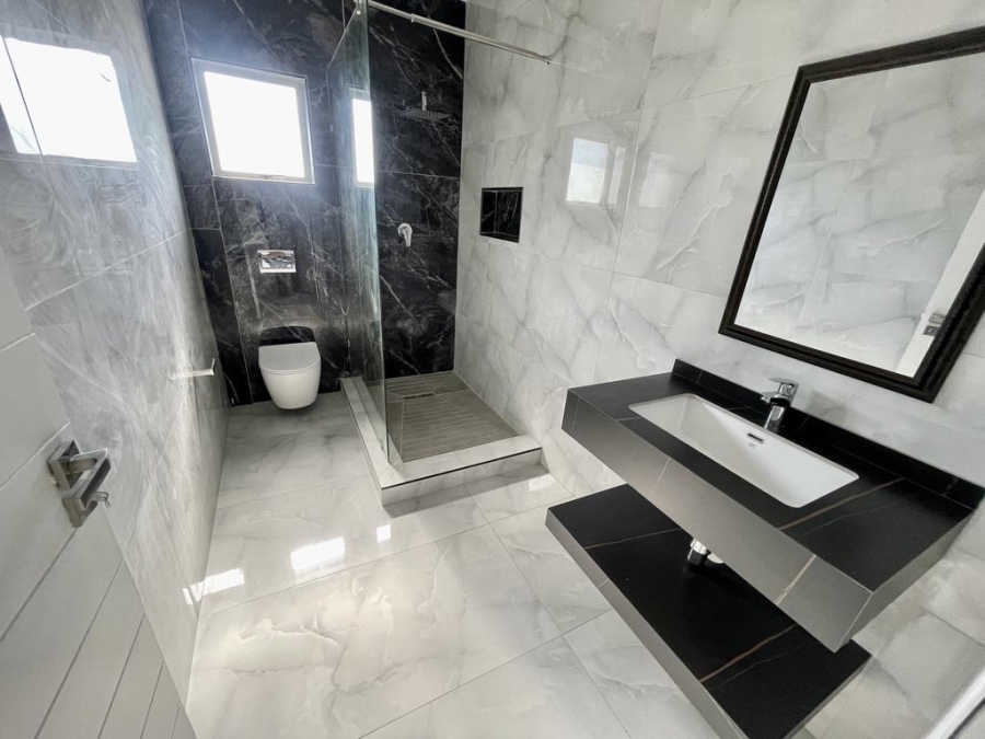 To Let 5 Bedroom Property for Rent in Somerset Park KwaZulu-Natal