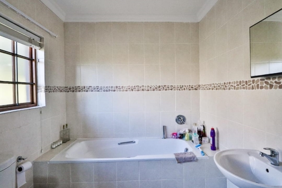 To Let 1 Bedroom Property for Rent in Kloof KwaZulu-Natal
