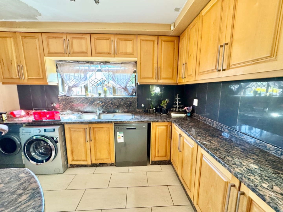 To Let 6 Bedroom Property for Rent in Somerset Park KwaZulu-Natal