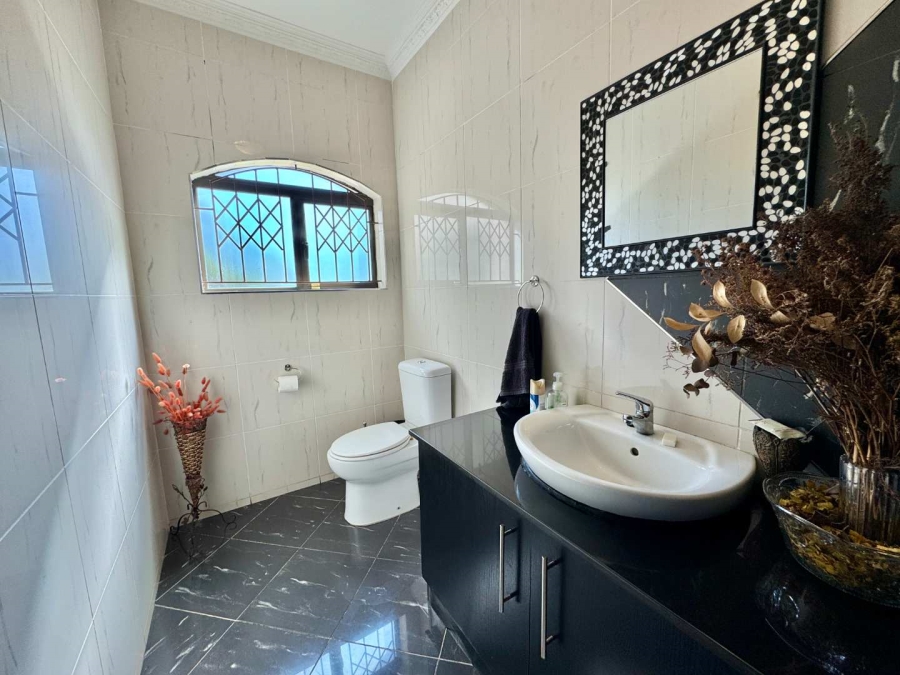 To Let 6 Bedroom Property for Rent in Somerset Park KwaZulu-Natal