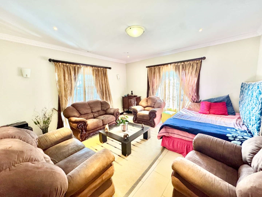 To Let 6 Bedroom Property for Rent in Somerset Park KwaZulu-Natal