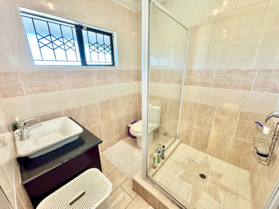 To Let 6 Bedroom Property for Rent in Somerset Park KwaZulu-Natal