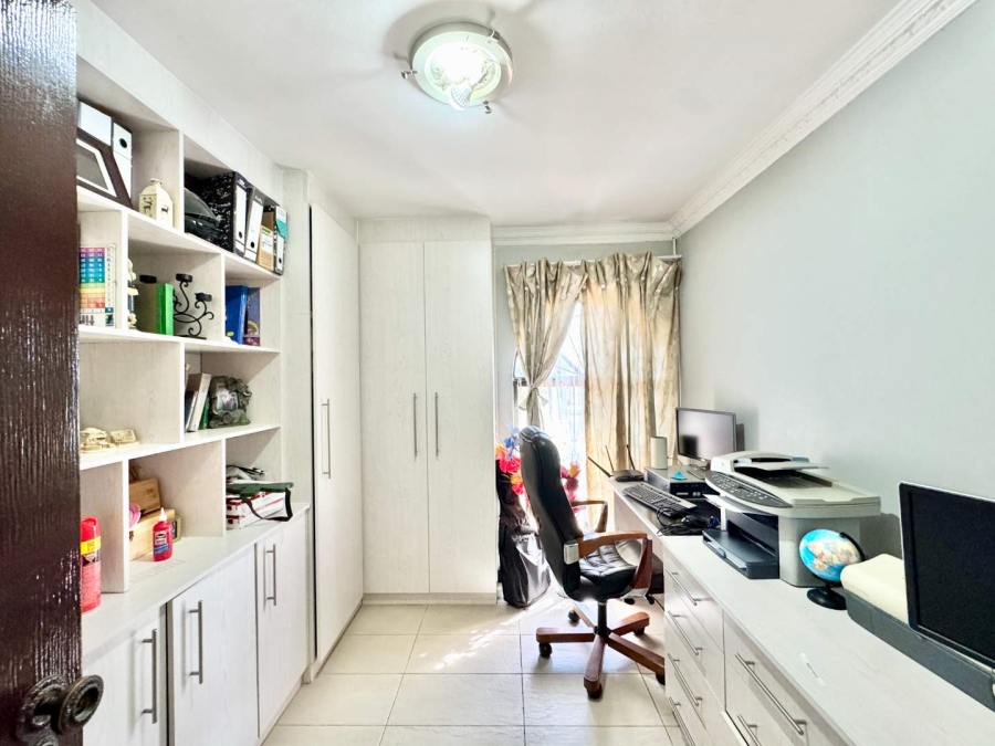 To Let 6 Bedroom Property for Rent in Somerset Park KwaZulu-Natal
