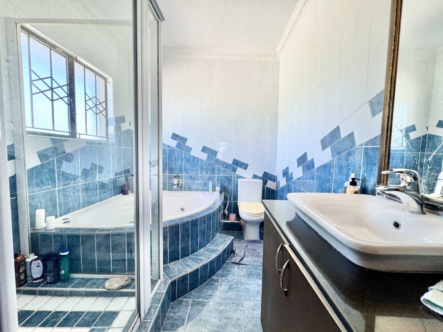 To Let 6 Bedroom Property for Rent in Somerset Park KwaZulu-Natal