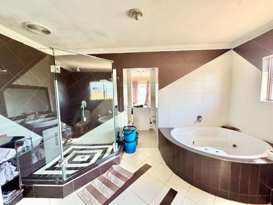 To Let 6 Bedroom Property for Rent in Somerset Park KwaZulu-Natal