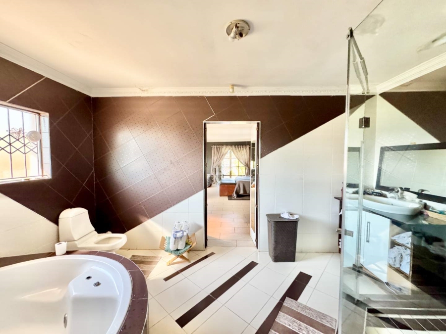 To Let 6 Bedroom Property for Rent in Somerset Park KwaZulu-Natal