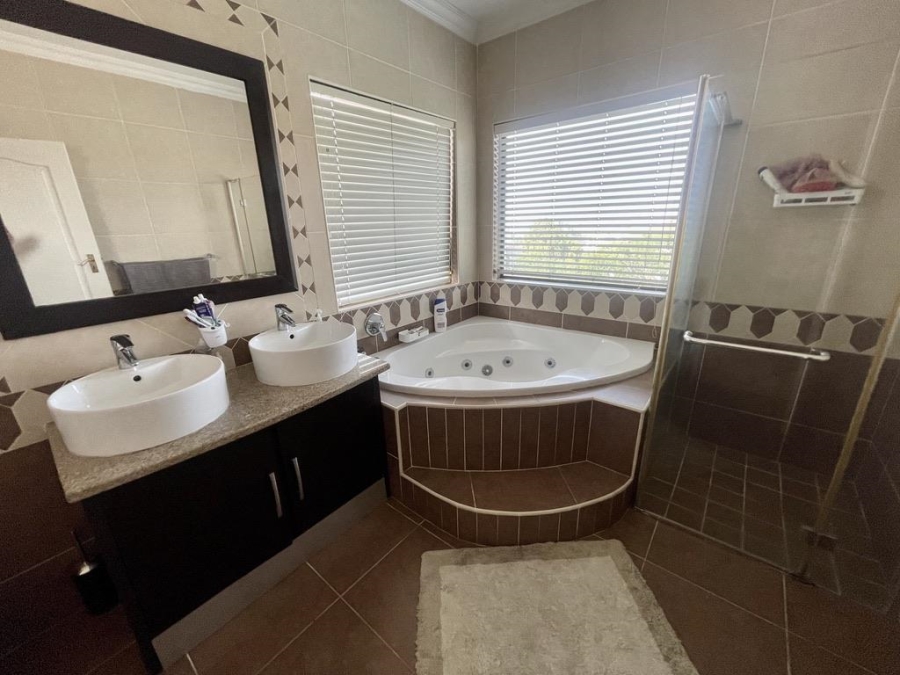 To Let 4 Bedroom Property for Rent in Izinga Ridge KwaZulu-Natal