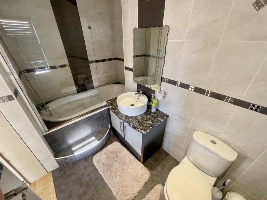 To Let 4 Bedroom Property for Rent in Izinga Ridge KwaZulu-Natal
