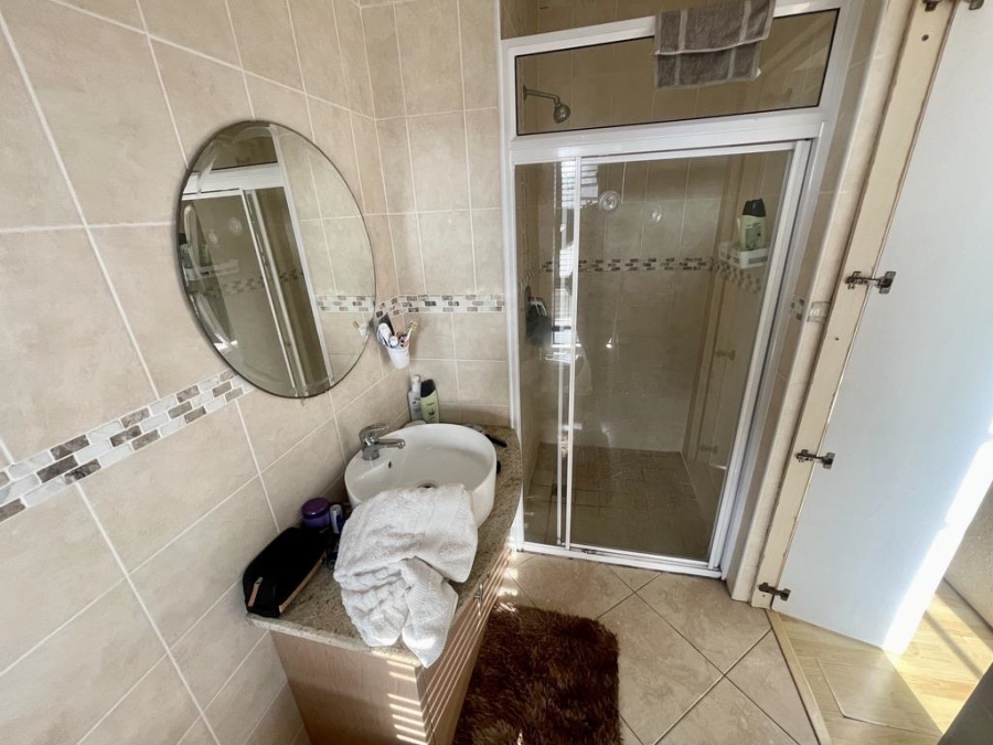 To Let 4 Bedroom Property for Rent in Izinga Ridge KwaZulu-Natal