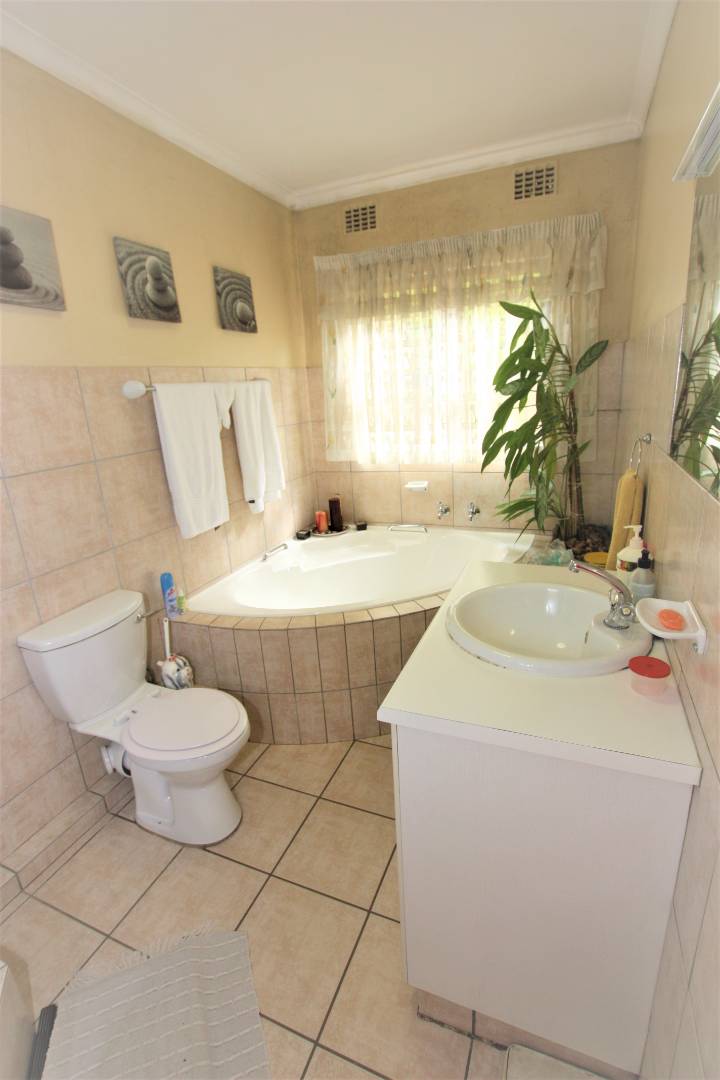 To Let 4 Bedroom Property for Rent in La Lucia KwaZulu-Natal