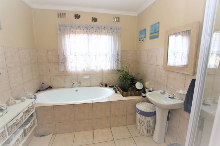 To Let 4 Bedroom Property for Rent in La Lucia KwaZulu-Natal