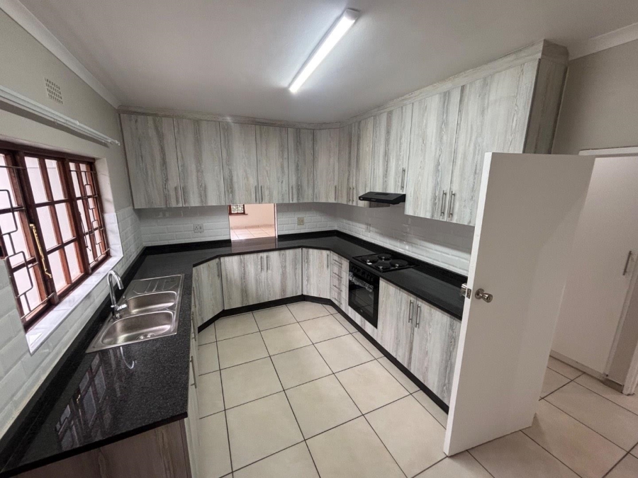 To Let 3 Bedroom Property for Rent in Kloof KwaZulu-Natal