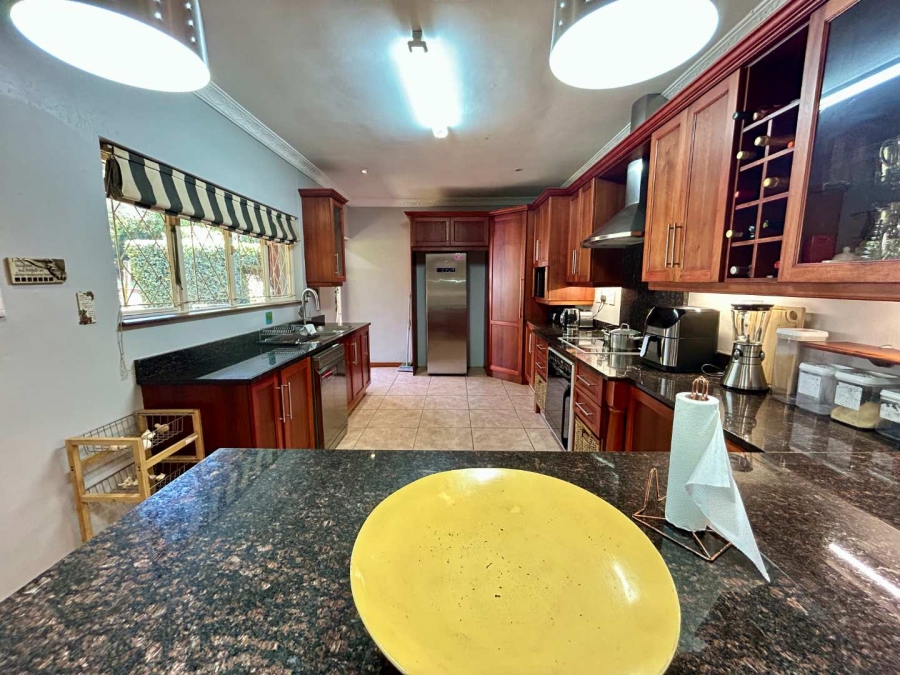 To Let 5 Bedroom Property for Rent in Kloof KwaZulu-Natal