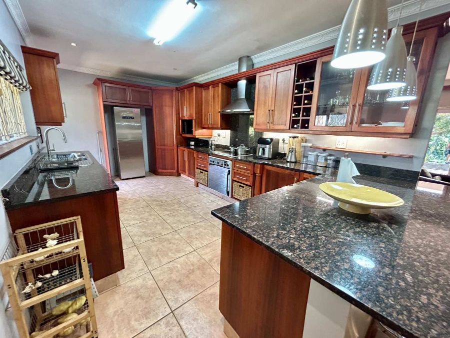 To Let 5 Bedroom Property for Rent in Kloof KwaZulu-Natal