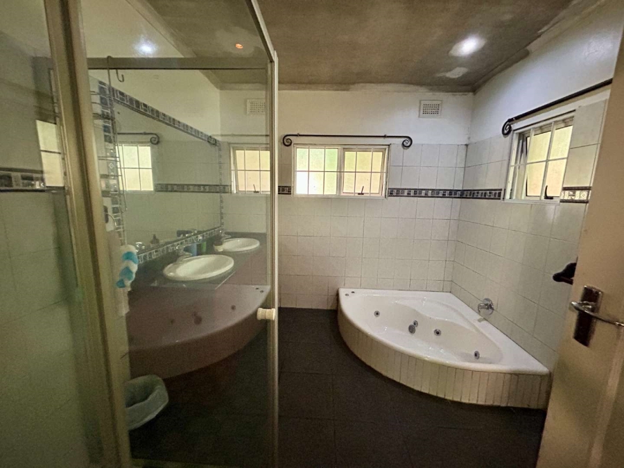To Let 5 Bedroom Property for Rent in Kloof KwaZulu-Natal