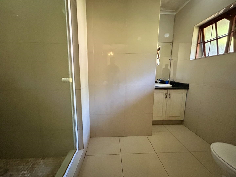 To Let 5 Bedroom Property for Rent in Kloof KwaZulu-Natal