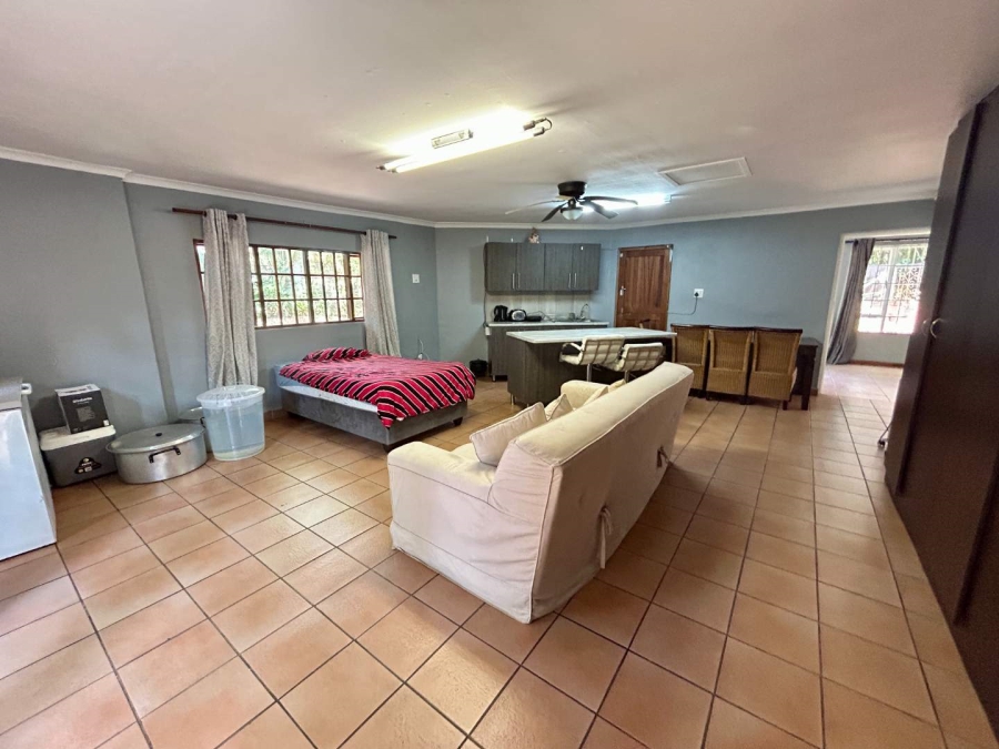 To Let 5 Bedroom Property for Rent in Kloof KwaZulu-Natal