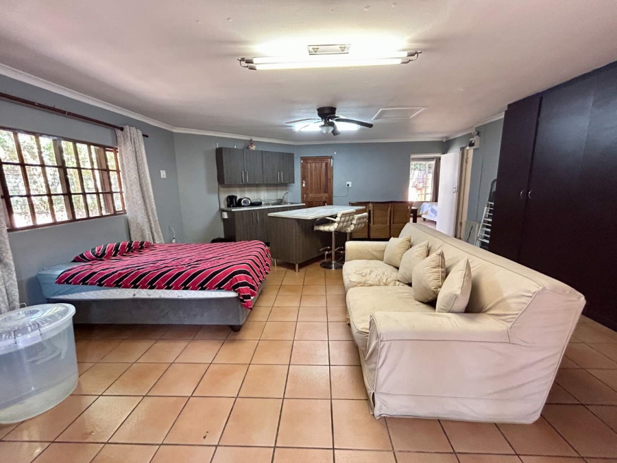 To Let 5 Bedroom Property for Rent in Kloof KwaZulu-Natal