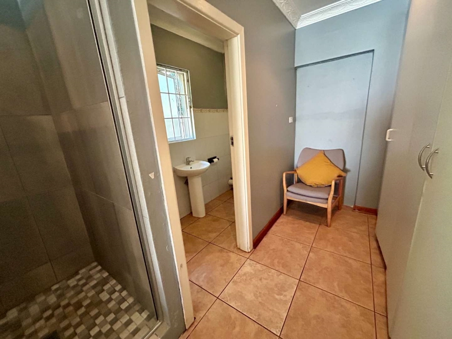 To Let 5 Bedroom Property for Rent in Kloof KwaZulu-Natal