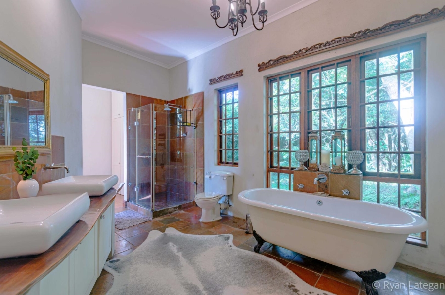 6 Bedroom Property for Sale in Kloof KwaZulu-Natal