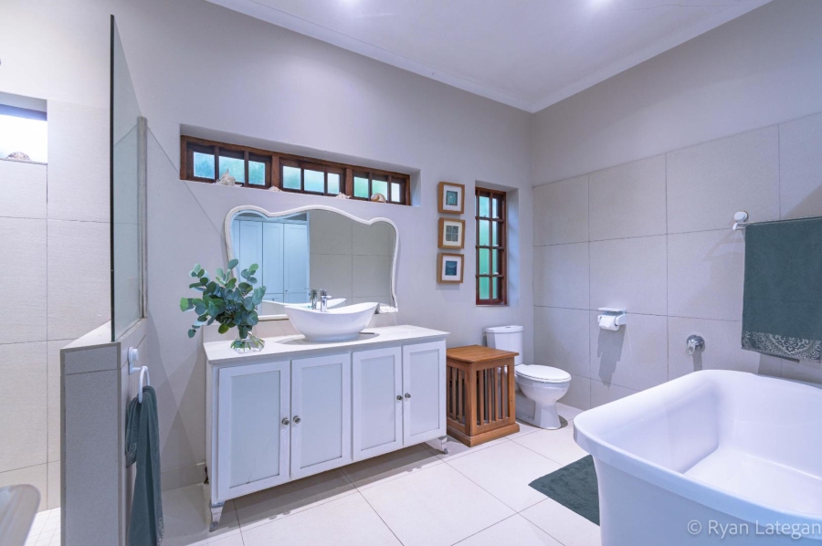 6 Bedroom Property for Sale in Kloof KwaZulu-Natal