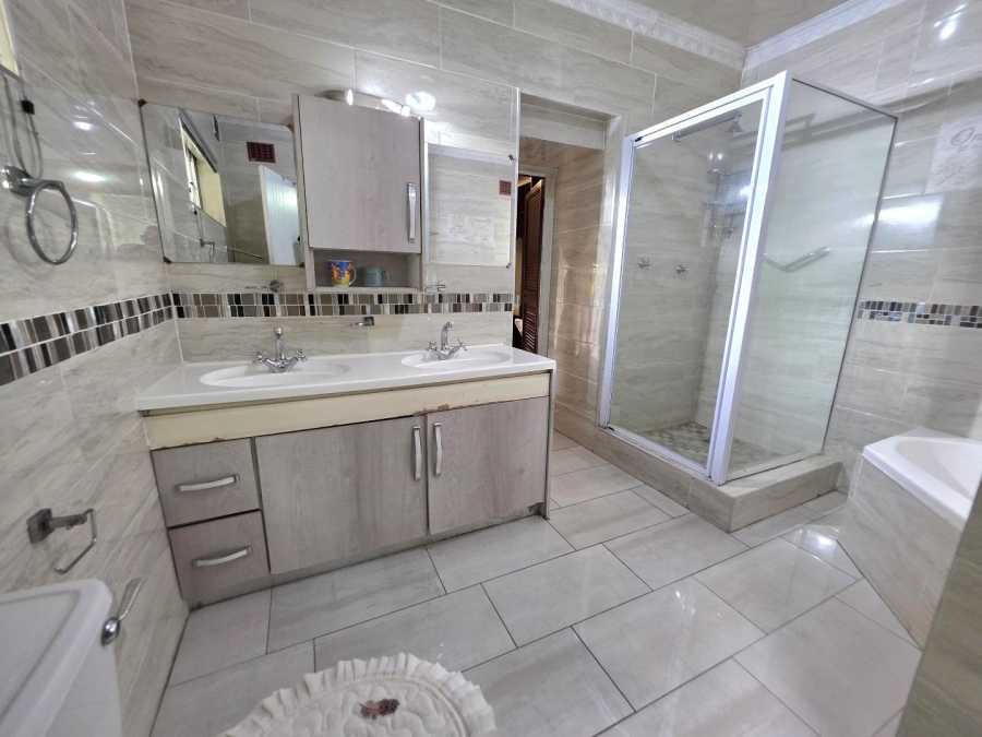 3 Bedroom Property for Sale in Kloof KwaZulu-Natal