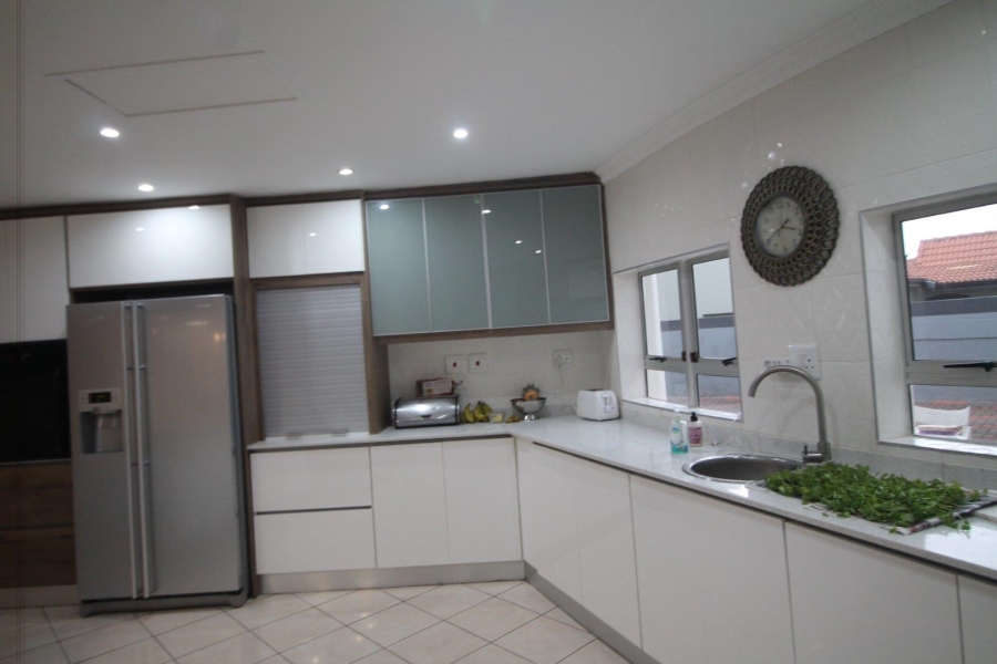 5 Bedroom Property for Sale in La Mercy KwaZulu-Natal
