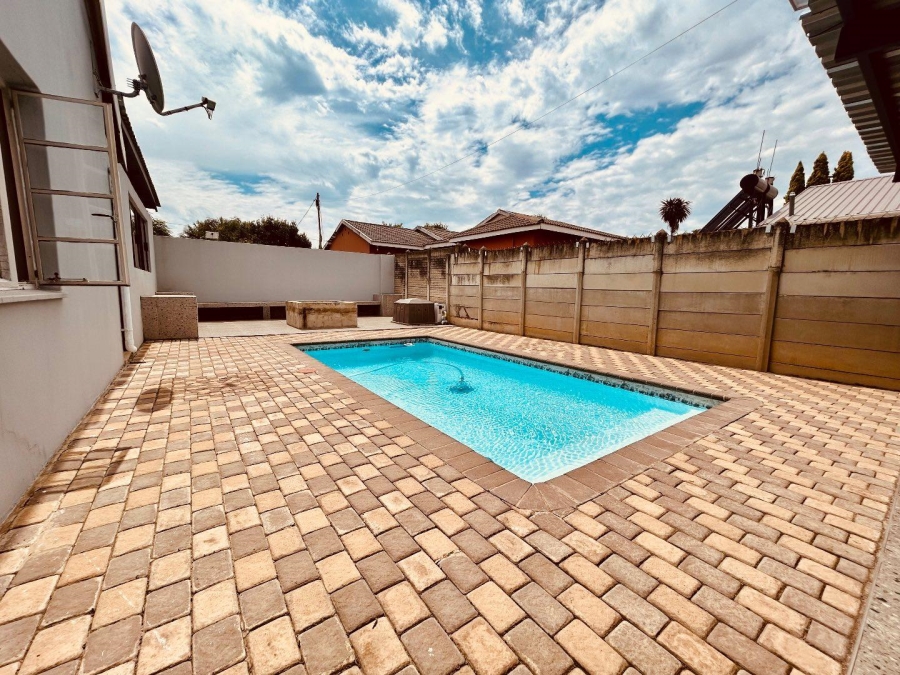 6 Bedroom Property for Sale in Vryheid KwaZulu-Natal